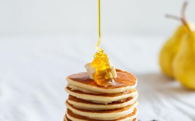 Pancakes o Waffles: Descubre cómo la Miel Artesanal Eleva su Sabor y Beneficios
